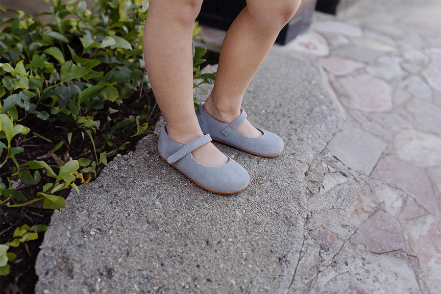 Babies barefoot suéde fille premiers pas