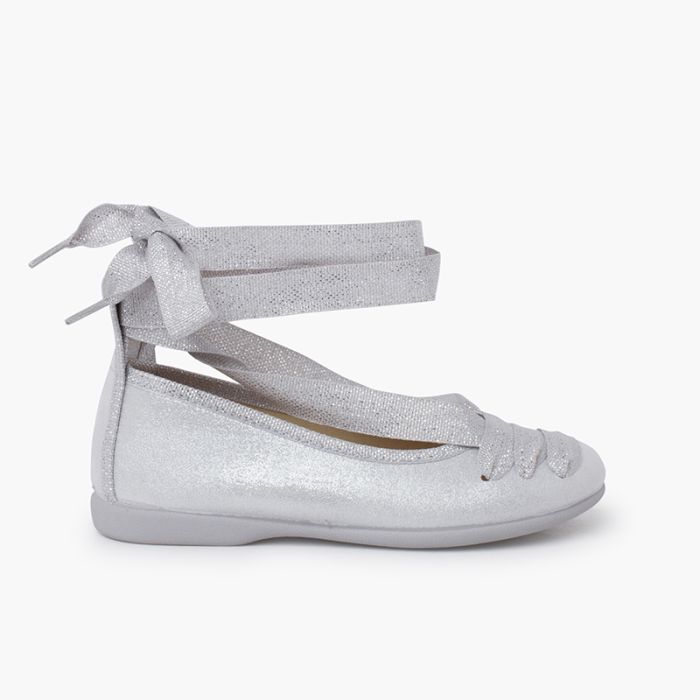 Ballerines brillantes avec des rubans entrelacés
