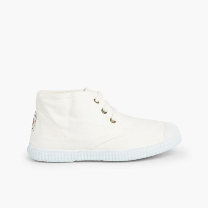 Baskets en toile avec lacets